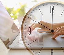 Person am Laptop mit Uhr-Icon